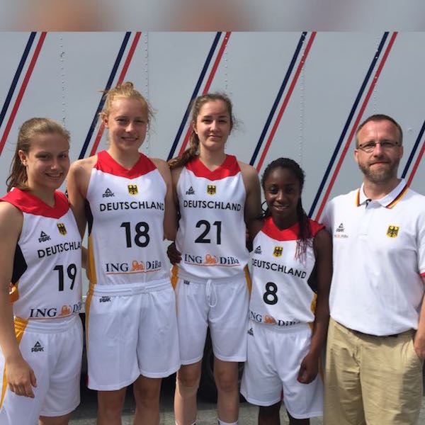 Christian Steinwerth als Trainer der U18-Auswahl 3x3. Mit dabei auch Lena Büschel und Janina Schinkel // Foto: BVSA